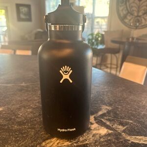 Black 64 ounce Hydro flask used in good condition